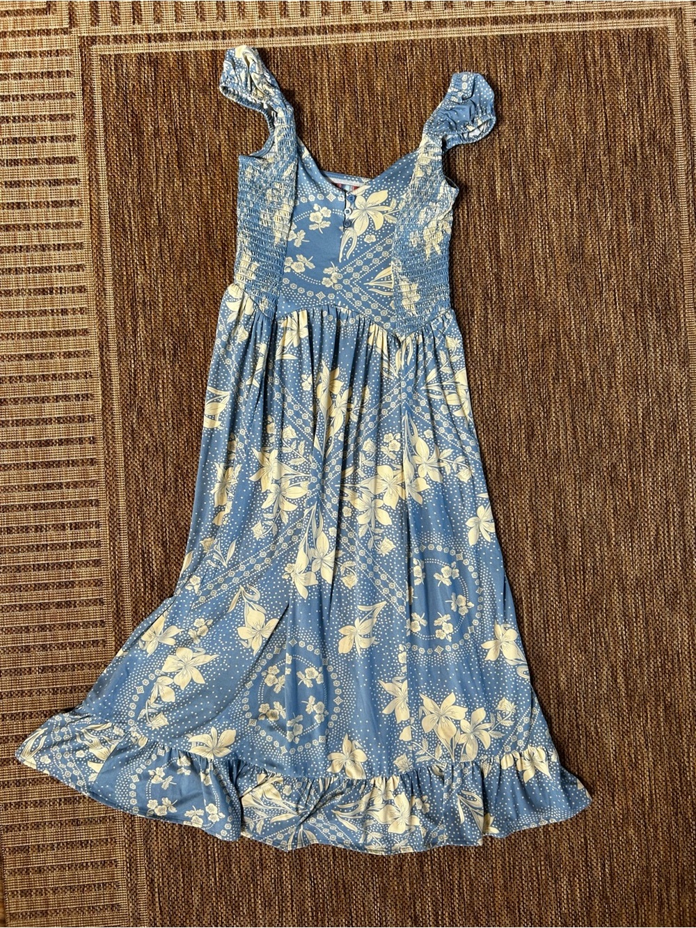 Urban outfitters Elenor floral midi dress in light blue and cream | size small